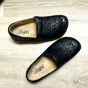 Alegria Keli Flutter black clogs. Size 8